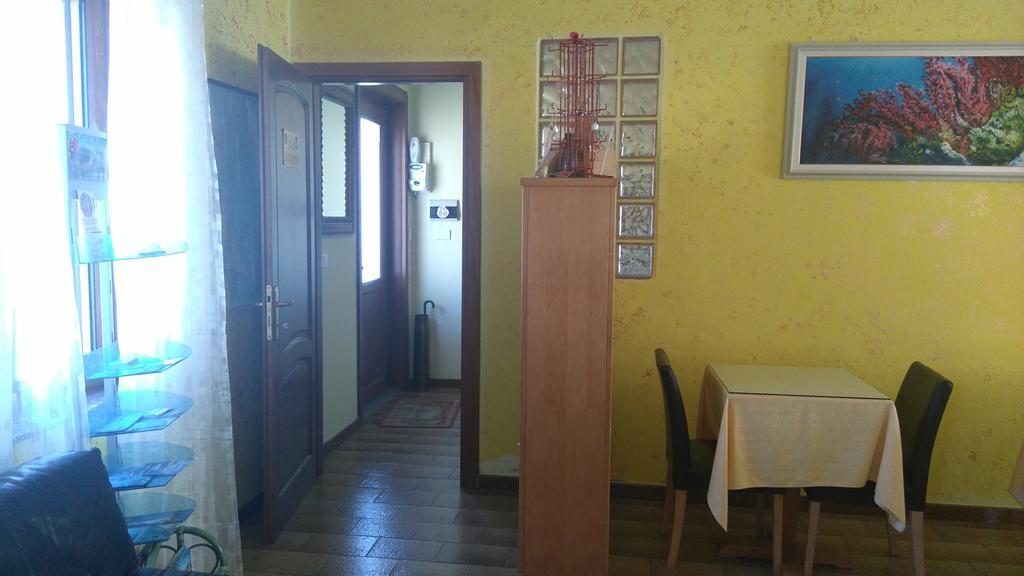 B&B Fantar House Carbonia Esterno foto