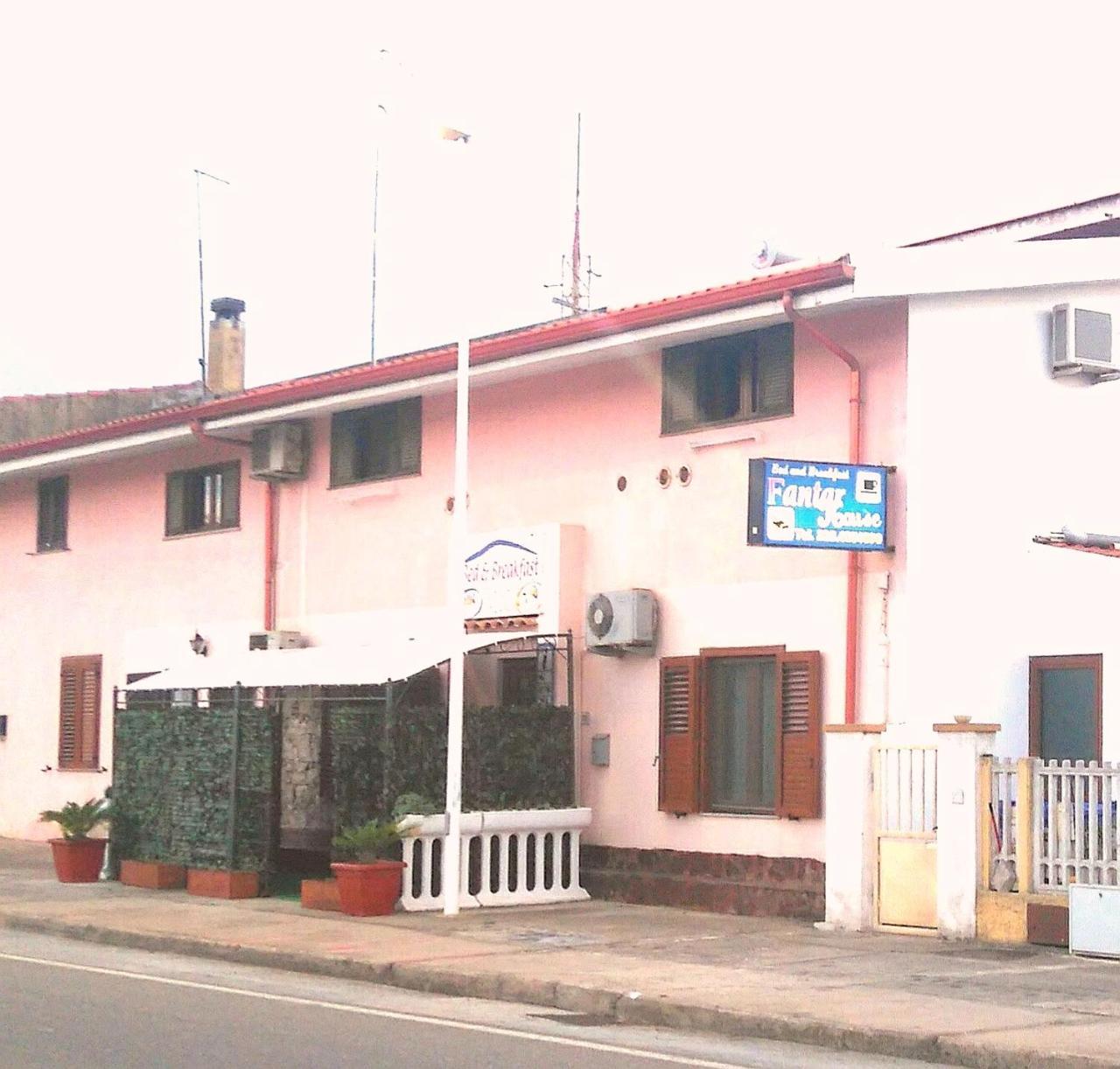 B&B Fantar House Carbonia Esterno foto